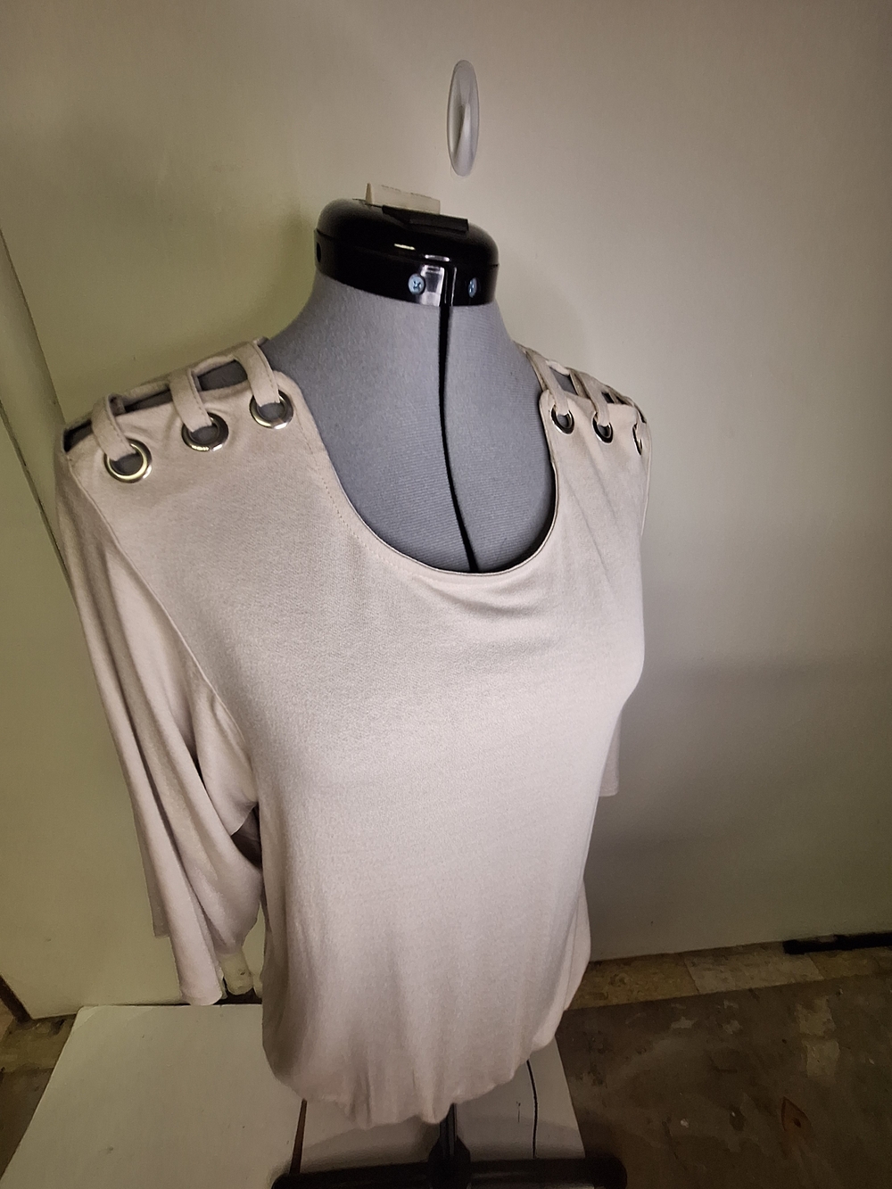 New Directions Beige Short Sleeve Grommet Shoulder Top Size Small